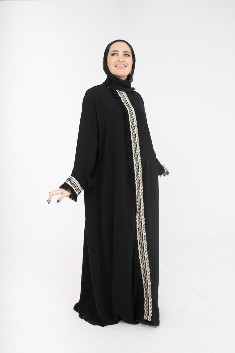 Embroidered closed abaya - Image 3