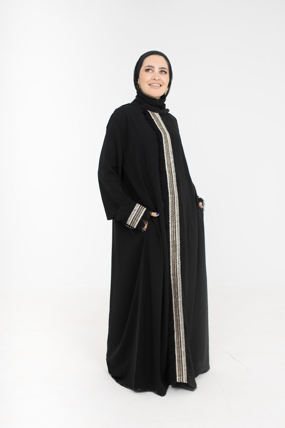 Embroidered closed abaya - Image 5