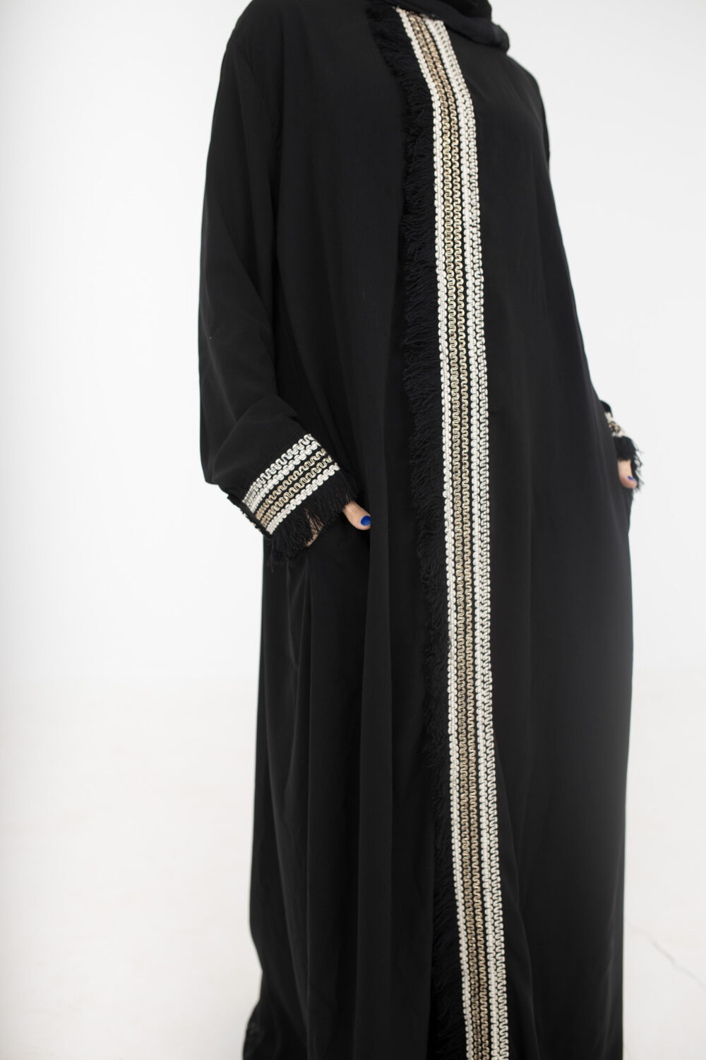 Embroidered closed abaya - Image 4