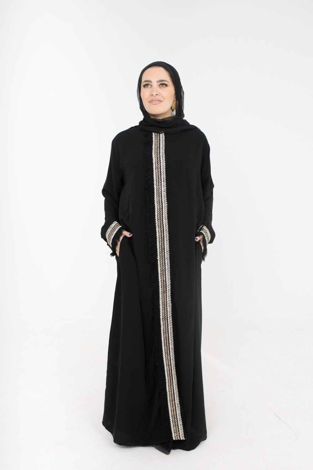 Embroidered closed abaya - Image 2