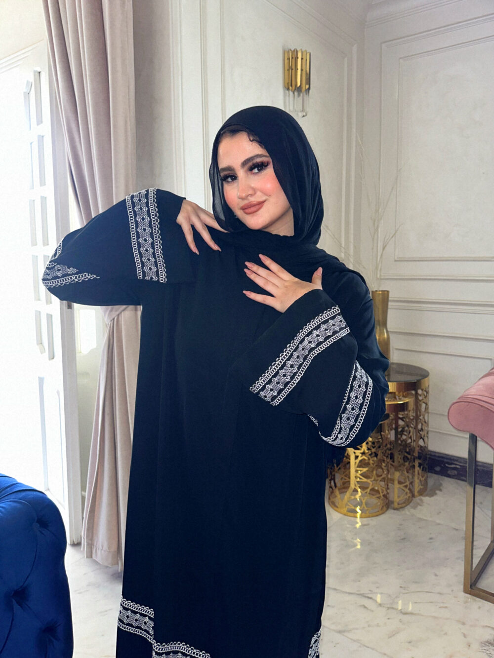 Embroider closed abaya B&W